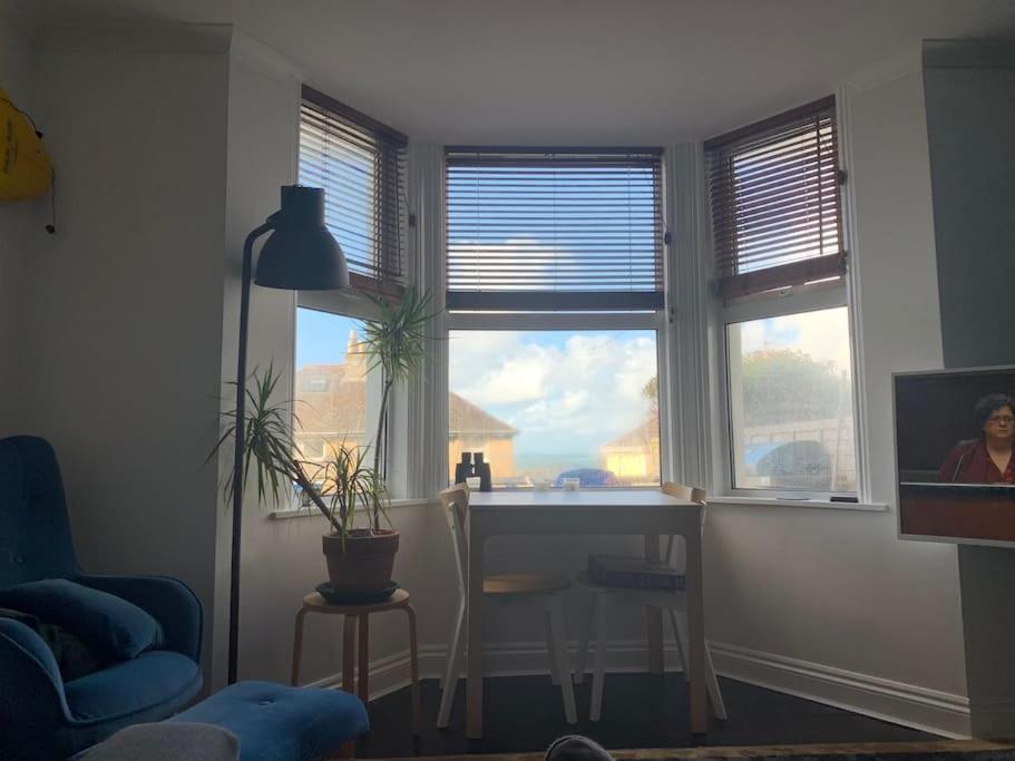 Sea Views With Large Deck One Bedroom Very Close To Beach And Town New Quay Екстериор снимка